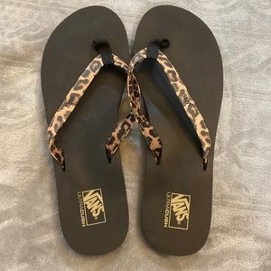 Women’s Vans leopard flip flops NWOT